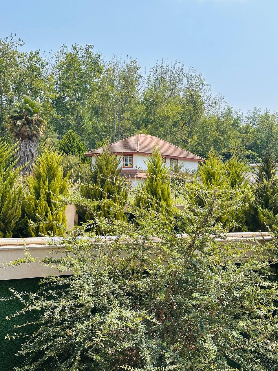 ویلای-دوبلکس-نما-سنگ-چمستان-جاده-دریا-۲۴۰